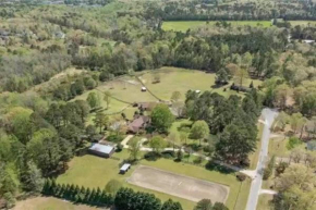 Adorable Cottage on Horse Farm in Williamsburg!